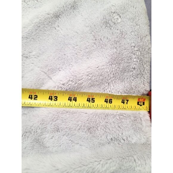 Unhide Faux Fur Throw Blanket Soft & Cozy 45" x 60" in light blue - Picture 5 of 11